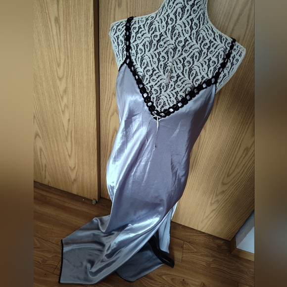 Vintage nightgown - Picture 1 of 6